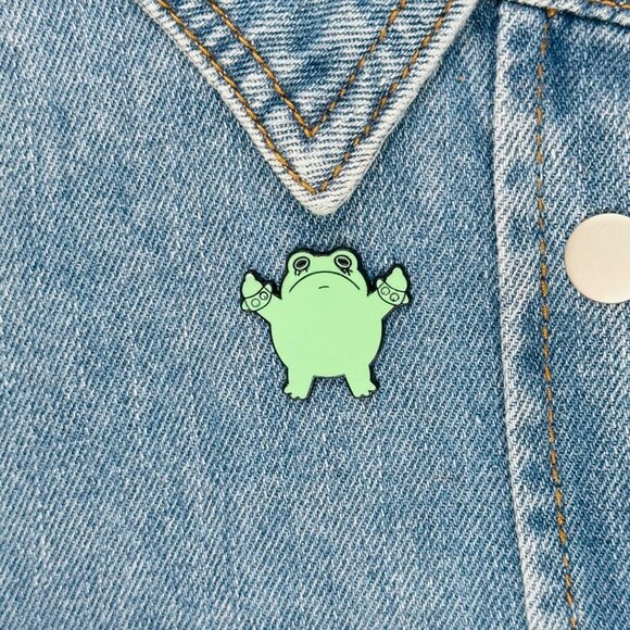 ⭐Enamel Pin Punk Frog Giving The Finger Broch GreenAnimal alloy Badge New Oz⭐ - Picture 1 of 6